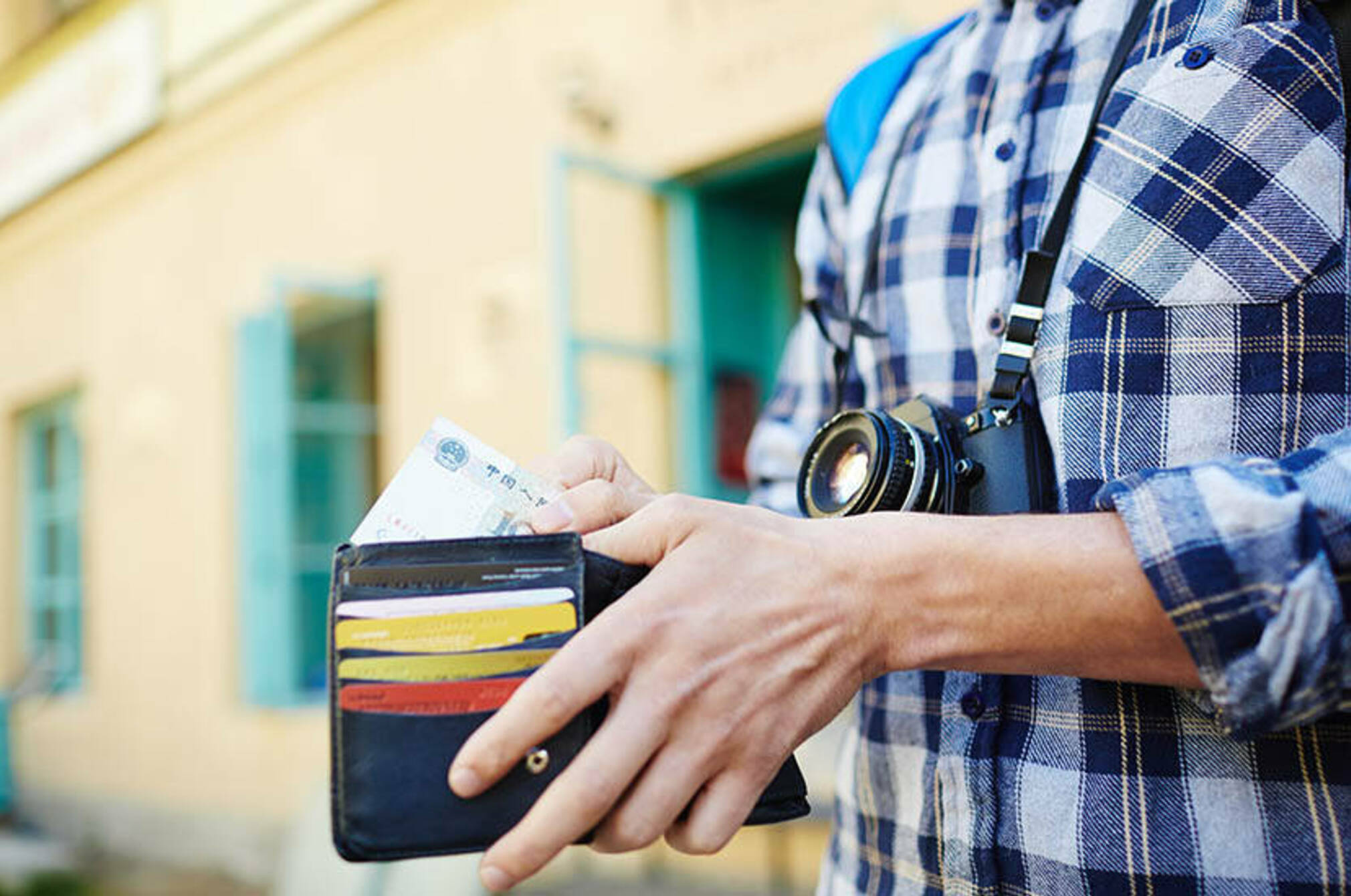 Why You Should Choose Credit Over Cash When Traveling Abroad